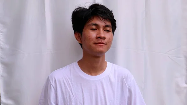 身穿白色T恤 表情平淡的亚裔男子 — 图库照片