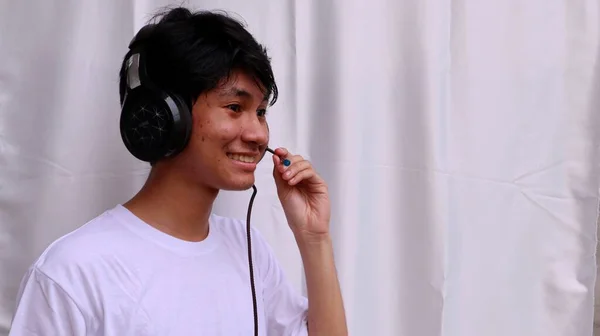 Azji Mężczyzna Jest Pomocą Zestaw Słuchawkowy Podekscytowany — Zdjęcie stockowe