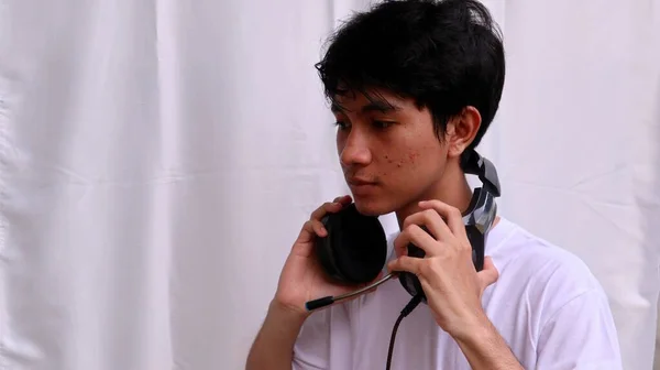 亚洲人正在兴奋地使用耳机 — 图库照片