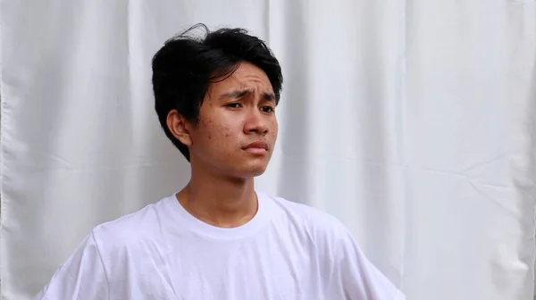 Asiatischer Mann Weißen Shirt Mit Flachem Ausdruck — Stockfoto