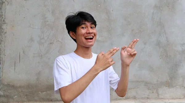 Asiático Hombre Con Excitado Feliz Expresión Apuntando Copia Espacio — Foto de Stock