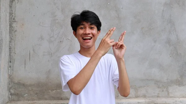Azjatycki Mężczyzna Podekscytowany Szczęśliwy Wyraz Twarzy Wskazując Przestrzeń Kopiowania — Zdjęcie stockowe