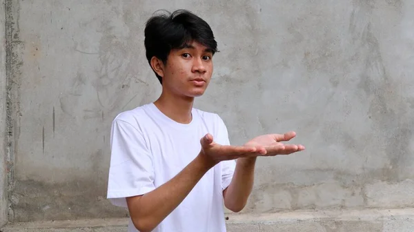 Heyecanlı Mutlu Ifadeli Asyalı Adam Fotokopi Alanını Işaret Ediyor — Stok fotoğraf