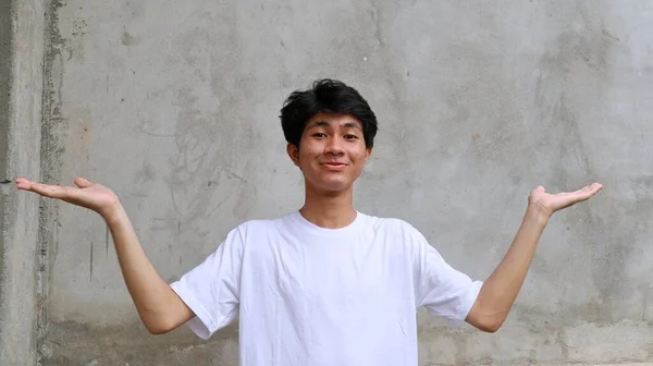 Aziatische Man Met Opgewonden Gelukkige Uitdrukking Wijzend Kopieerruimte — Stockfoto