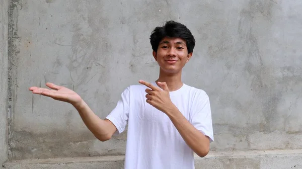Aziatische Man Met Opgewonden Gelukkige Uitdrukking Wijzend Kopieerruimte — Stockfoto