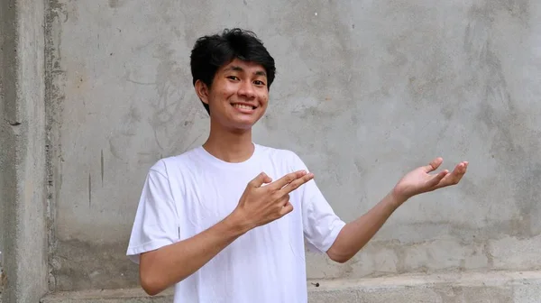 Ásia Homem Com Animado Feliz Expressão Apontando Para Cópia Espaço — Fotografia de Stock