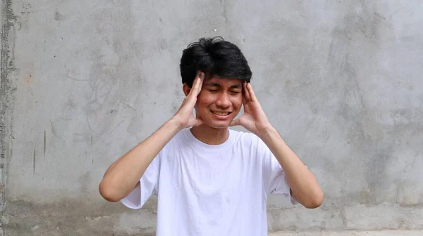 Orang Asia Pusing Dan Memegang Kepalanya Tangannya — Stok Foto
