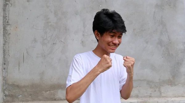 Asiatisk Man Med Passionerat Och Oövervinnligt Uttryck — Stockfoto