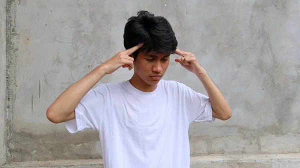 Asyalı Adamın Başı Dönüyor Kafasını Elinde Tutuyor — Stok fotoğraf