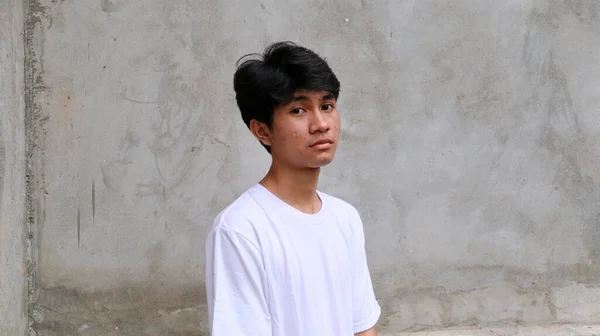 身穿白色T恤 表情平淡的亚裔男子 — 图库照片