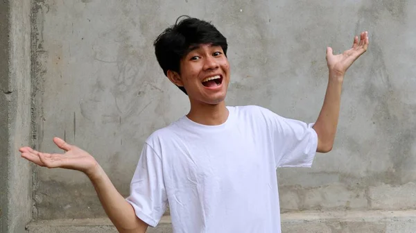コピースペースを指差す興奮と幸せな表情のアジア人男性 — ストック写真