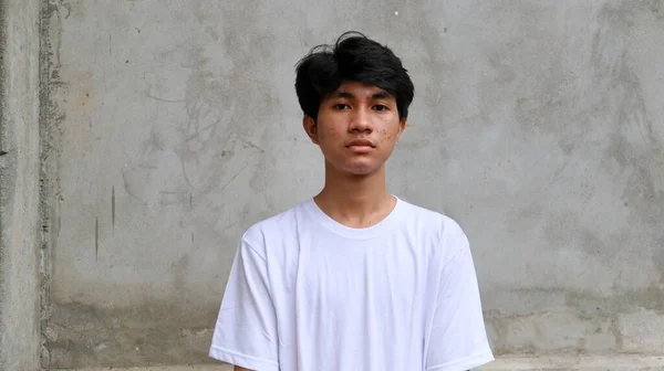 Asiatischer Mann Weißen Shirt Mit Flachem Ausdruck — Stockfoto