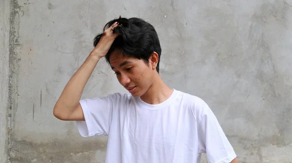 Orang Asia Pusing Dan Memegang Kepalanya Tangannya — Stok Foto