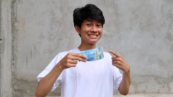 亚洲人的确是印尼人的钱5万卢比 — 图库照片