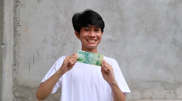 亚洲人确实是印尼人的钱2万卢比 — 图库照片