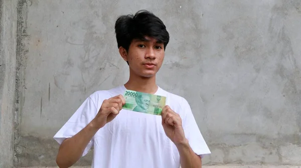 Азиатские Мужчины Действительно Индонезийские Деньги 20000 Рупий — стоковое фото