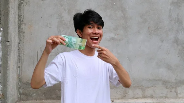 Los Hombres Asiáticos Son Hecho Dinero Indonesio 000 Rupias —  Fotos de Stock