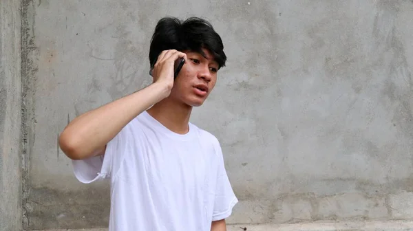 Asiatischer Mann Benutzt Smartphone Und Ruft Jemanden — Stockfoto