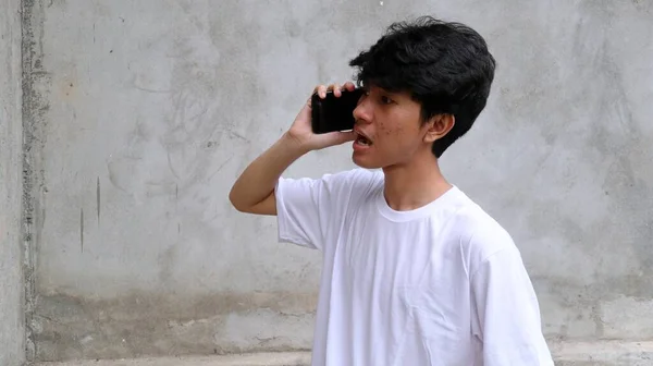 Asiatischer Mann Benutzt Smartphone Und Ruft Jemanden — Stockfoto