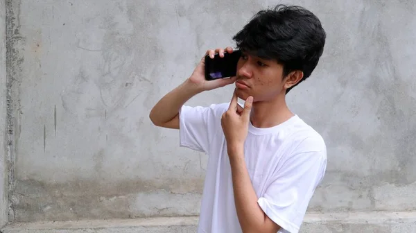 Азіатський Чоловік Використовує Смартфон Телефонує Комусь — стокове фото