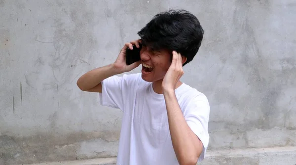 Asiatisk Man Använder Smartphone Och Ringa Någon — Stockfoto