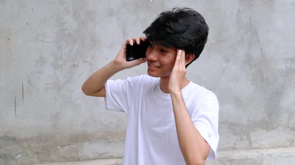 Asiatique Homme Utilise Smartphone Appeler Quelqu — Photo