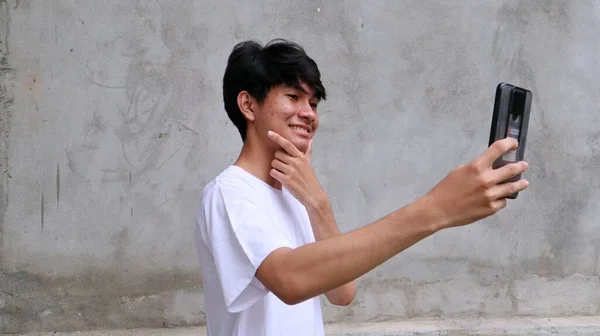 Ázsiai Férfi Használ Smartphone Video Call Selfie — Stock Fotó