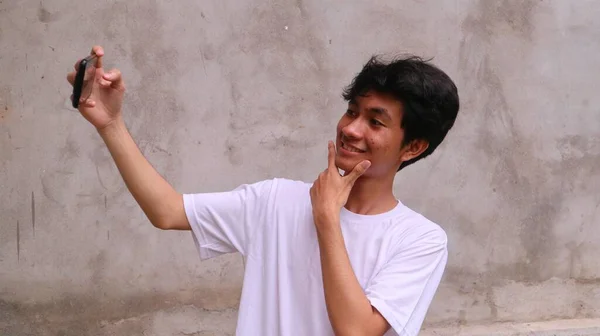 Asiático Hombre Está Utilizando Smartphone Videollamada Selfie — Foto de Stock