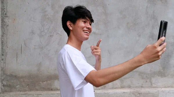 Ázsiai Férfi Használ Smartphone Video Call Selfie — Stock Fotó