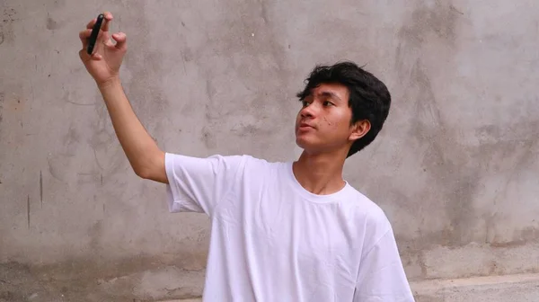 Aziatische Man Met Behulp Van Smartphone Video Bellen Selfie — Stockfoto
