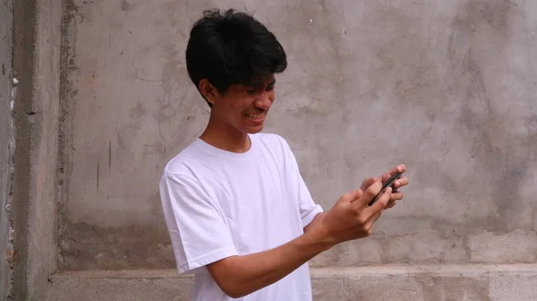 Asijský Muž Používá Smartphone Hraje Hru — Stock fotografie