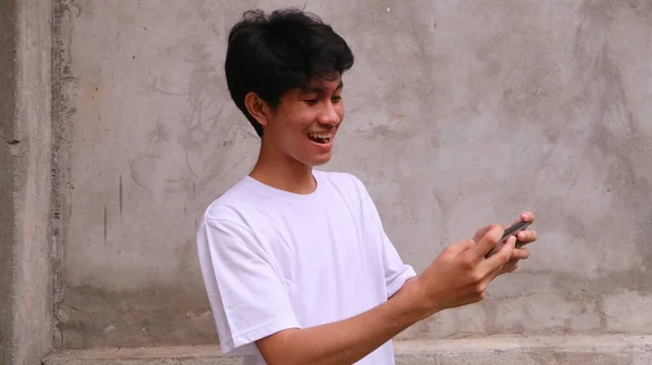 Asiatisk Man Använder Smartphone Spela Spel — Stockfoto