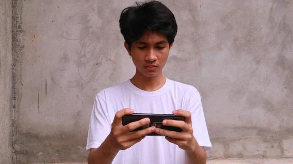 Asiatisk Man Använder Smartphone Spela Spel — Stockfoto