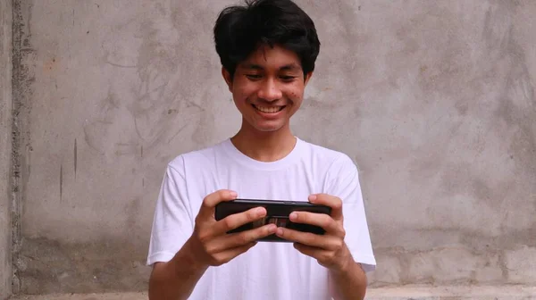 Asyalı Adam Akıllı Telefon Kullanıyor Oyun Oynuyor — Stok fotoğraf