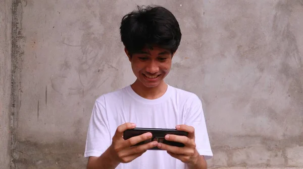 Asiatic Este Folosind Smartphone Joc — Fotografie, imagine de stoc