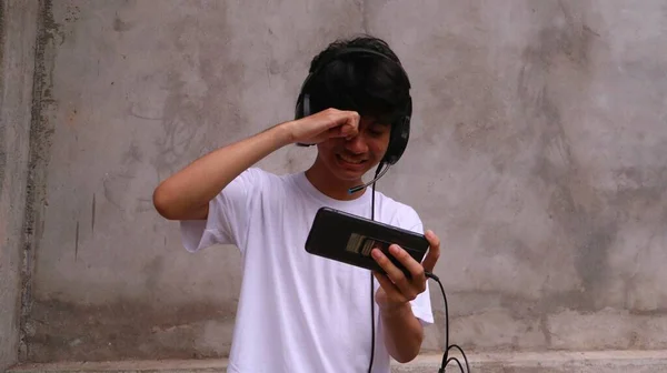 Asiatischer Mann Nutzt Smartphone Und Spielt Spiel — Stockfoto