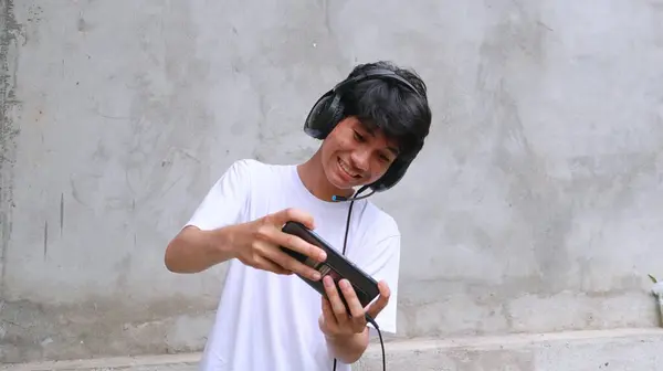Orang Asia Menggunakan Smartphone Bermain Game — Stok Foto