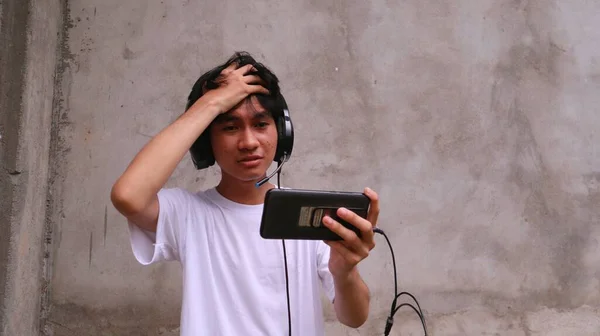 Asiático Homem Está Usando Smartphone Jogando Jogo — Fotografia de Stock