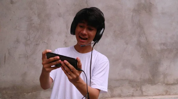Asiatique Homme Utilise Smartphone Jouer Jeu — Photo