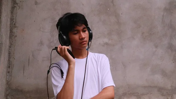 Asiatico Uomo Utilizzando Smartphone Auricolare Ascoltare Canzone — Foto Stock