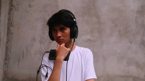 Asian Man Using Smartphone Headset Listen Song — Stock Photo, Image