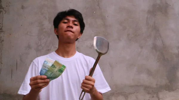 Asiático Homem Está Usando Uma Espátula Segurando Dinheiro Conceito Cozinhar — Fotografia de Stock