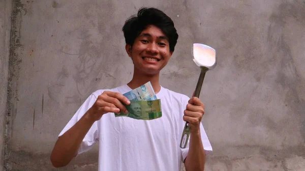 Uomo Asiatico Sta Usando Una Spatola Possesso Denaro Concetto Cucina — Foto Stock