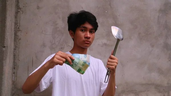 Asiatique Homme Utilise Une Spatule Tenant Argent Concept Cuisine Peut — Photo
