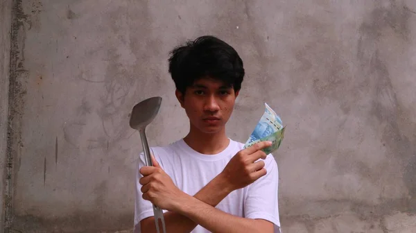 Азіатський Чоловік Використовує Шпатель Тримає Гроші Концепція Приготування Їжі Може — стокове фото