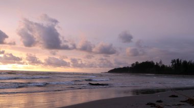 Sahilde gün batımı Güzel koyu ve turuncu gökyüzü           