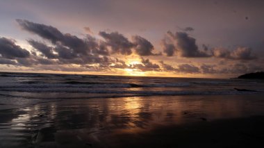 Sahilde gün batımı Güzel koyu ve turuncu gökyüzü           