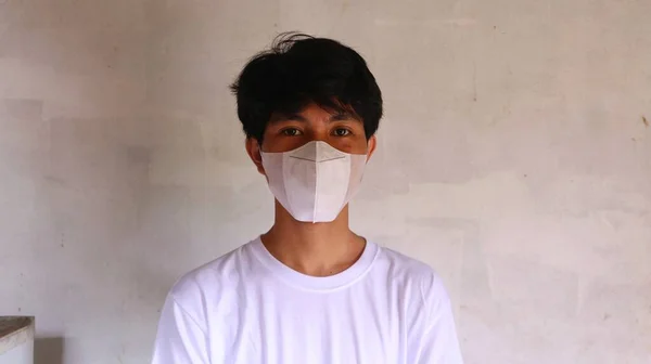 Homem Asiático Branco Shirt Vestindo Branco Boca Máscara — Fotografia de Stock
