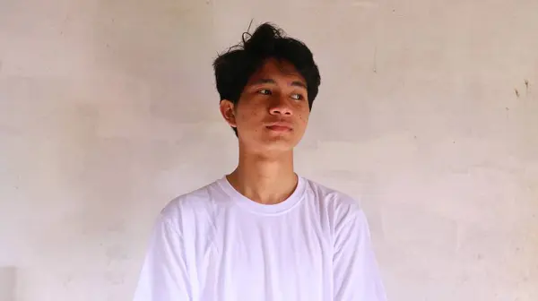 Seorang Pria Asia Tampan Dengan Kaos Putih Melirik Samping Dan — Stok Foto