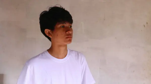 Een Knappe Aziatische Man Wit Shirt Met Candid Style — Stockfoto